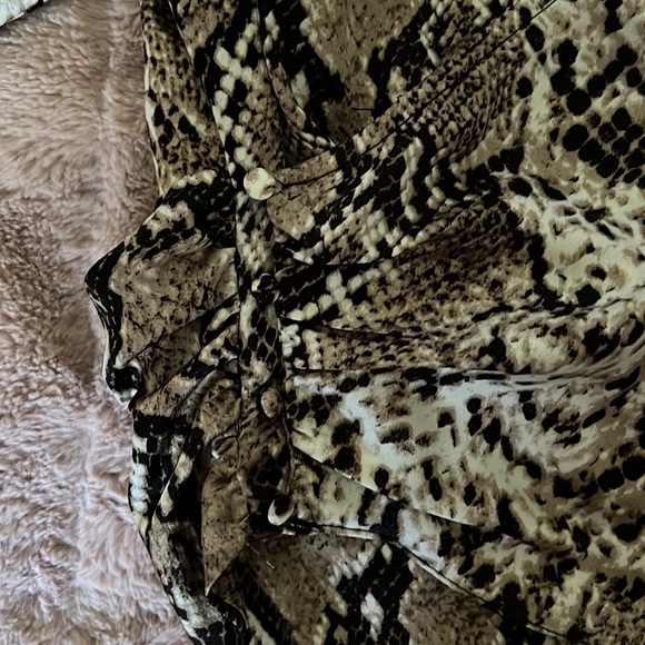 Snake print wrap top with V neck line & button details - Picture 2 of 3